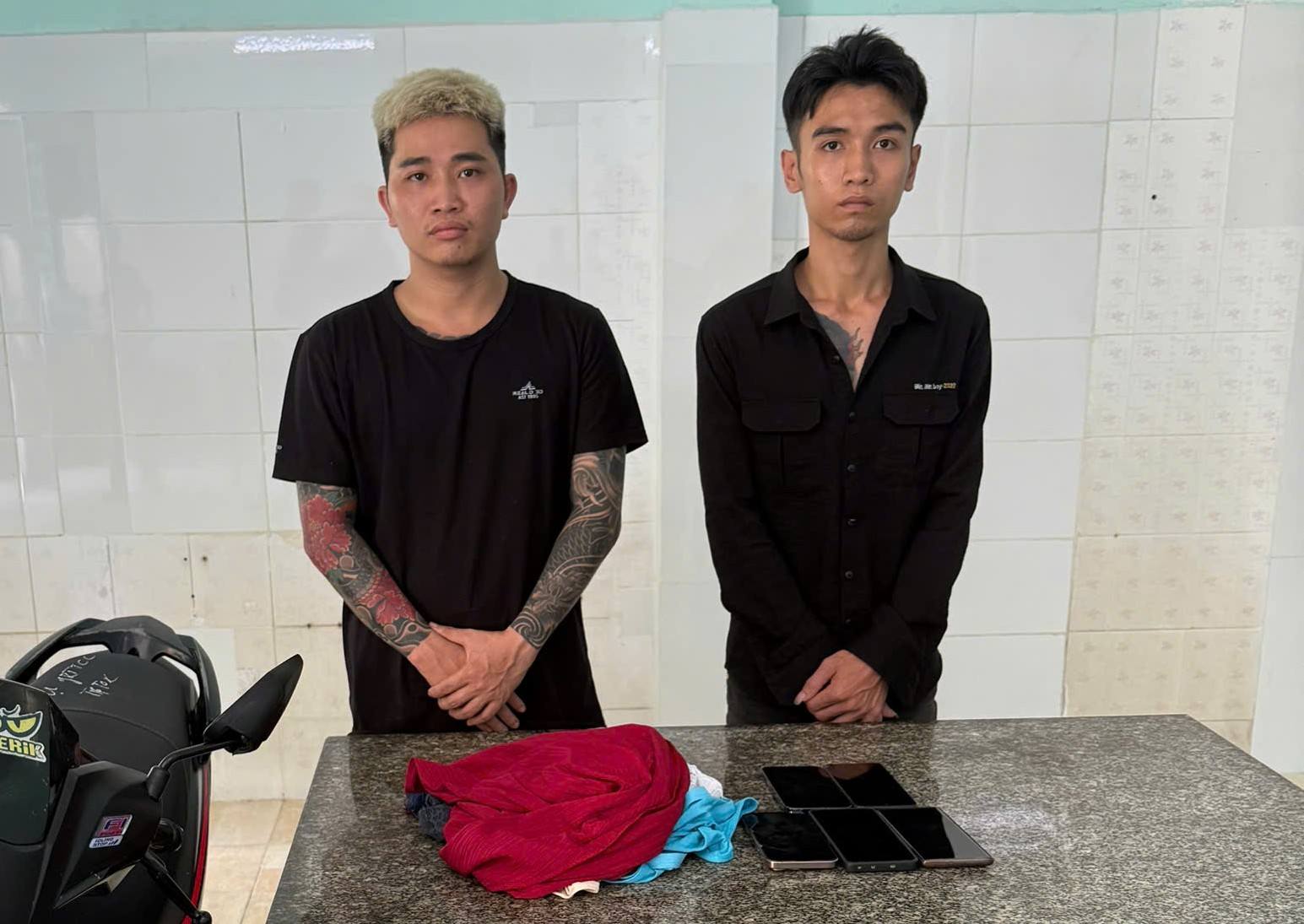 Công an TPHCM bắt giữ Lương Công Thuận và Lê Văn Nhâm, chủ hai tài khoản TikTok “Thuận khùng báo đời” và “Minh báo đời yêu em“. Ảnh: Công an cung cấp