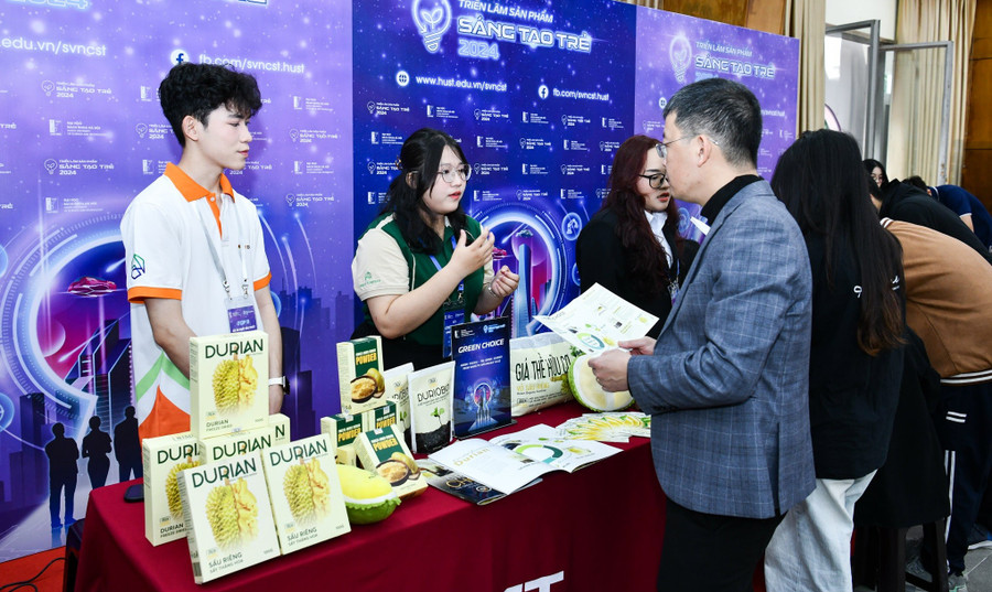 Nhóm sinh viên triển lãm dự án tại Cuộc thi Sáng tạo Trẻ 2024. Ảnh: NVCC