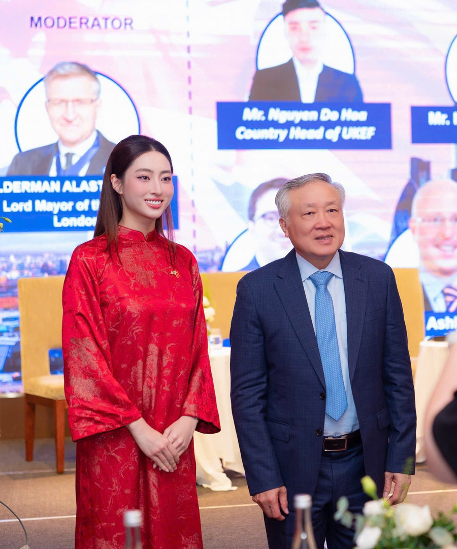 Hoa hậu Lương Thuỳ Linh vinh dự chung khung hình cùng Phó Thủ tướng thường trực Nguyễn Hoà Bình. img-0435.jpg