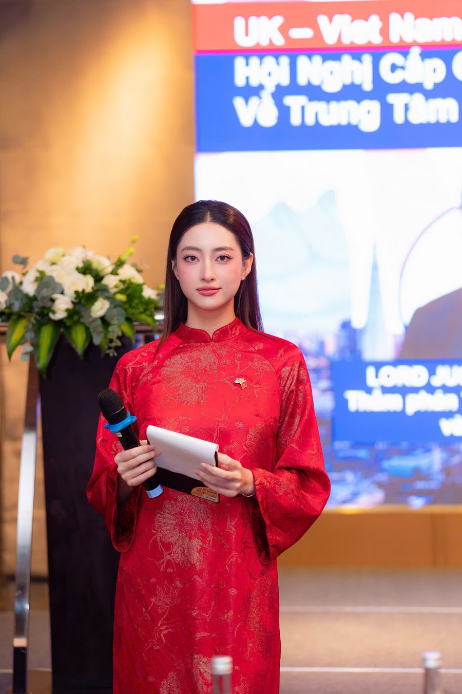 MC Lương Thùy Linh ghi điểm với khả năng ngoại ngữ lưu loát tại hội nghị cấp cao. img-0431.jpg