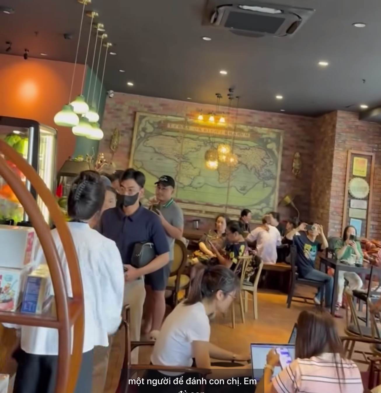 Thanh niên ra lệnh đánh nhân viên quán cà phê đến tận nơi xin lỗi. Ảnh: Văn Thanh