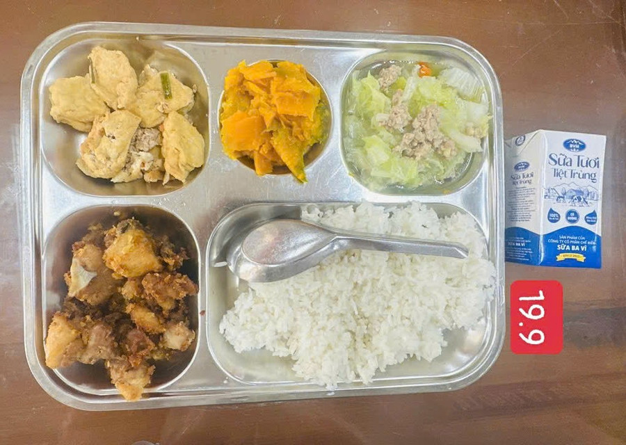 Hình ảnh suất cơm bán trú khá đa dạng vào buổi trưa ngày 19/9 của Trường Tiểu học Thanh Đa. Ảnh: Đình Tuệ. thanh-da-2.jpg