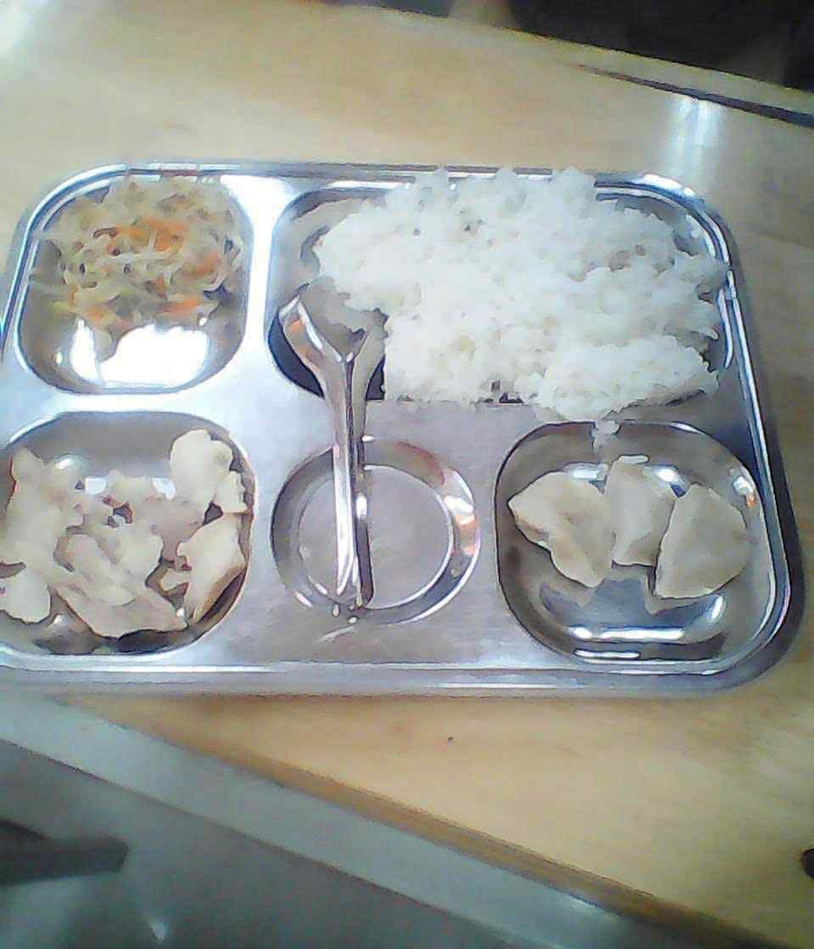 Hình ảnh lan truyền trên mạng xã hội về suất ăn 30.000 đồng bị cho là nghèo nàn của Trường Tiểu học Thanh Đa. Ảnh: MXH. ban-tru-2.jpg