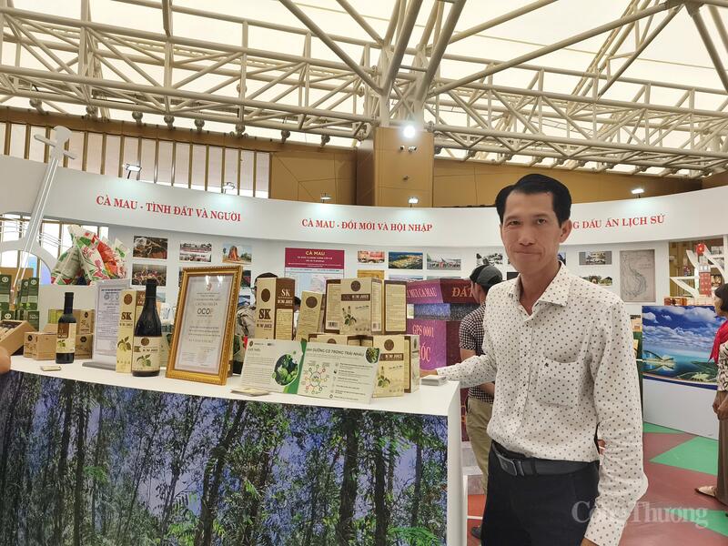 Anh Khưu Văn Chương giới thiệu sản phẩm nước cốt trái nhàu tại Triển lãm thành tựu đất nước. Ảnh: Nguyễn Hoà