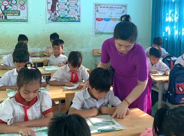 Giáo viên hướng dẫn cho học sinh. Ảnh: Lê Phi Oanh. z7040590108263-1a3810093e6b8700c22a48833d851076.jpg