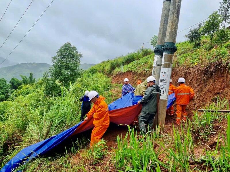 Hình ảnh những người thợ điện bám trụ hiện trường ngày đêm đã trở thành ký ức khó quên với người dân vùng lũ Điện Biên.