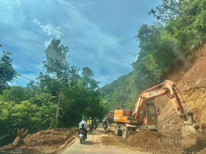 Nhiều đoạn đường sạt lở vào Na Son đang được san gạt.