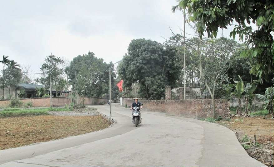 Anh Vi Văn Thiện xóm Tân Phong, phường Linh Sơn là một trong những hộ dân tiêu biểu hiến 500m2 đất ruộng và vườn để triển khai dự án làm đường liên xóm, góp phần làm thay đổi diện mạo quê hương.