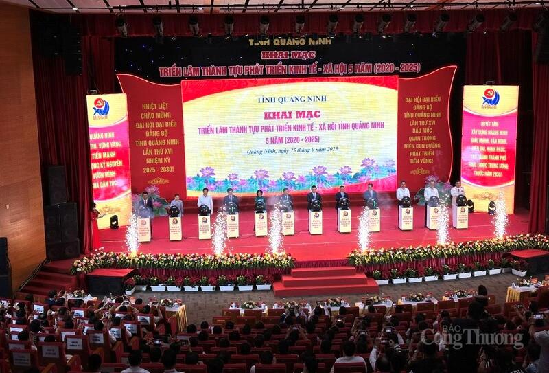 Các đại biểu nhấn nút khai mạc Triển lãm phát triển thành tựu kinh tế - xã hội 5 năm chào mừng Đại hội đại biểu Đảng bộ tỉnh Quảng Ninh lần thứ XVI, nhiệm kỳ 2025-2030
