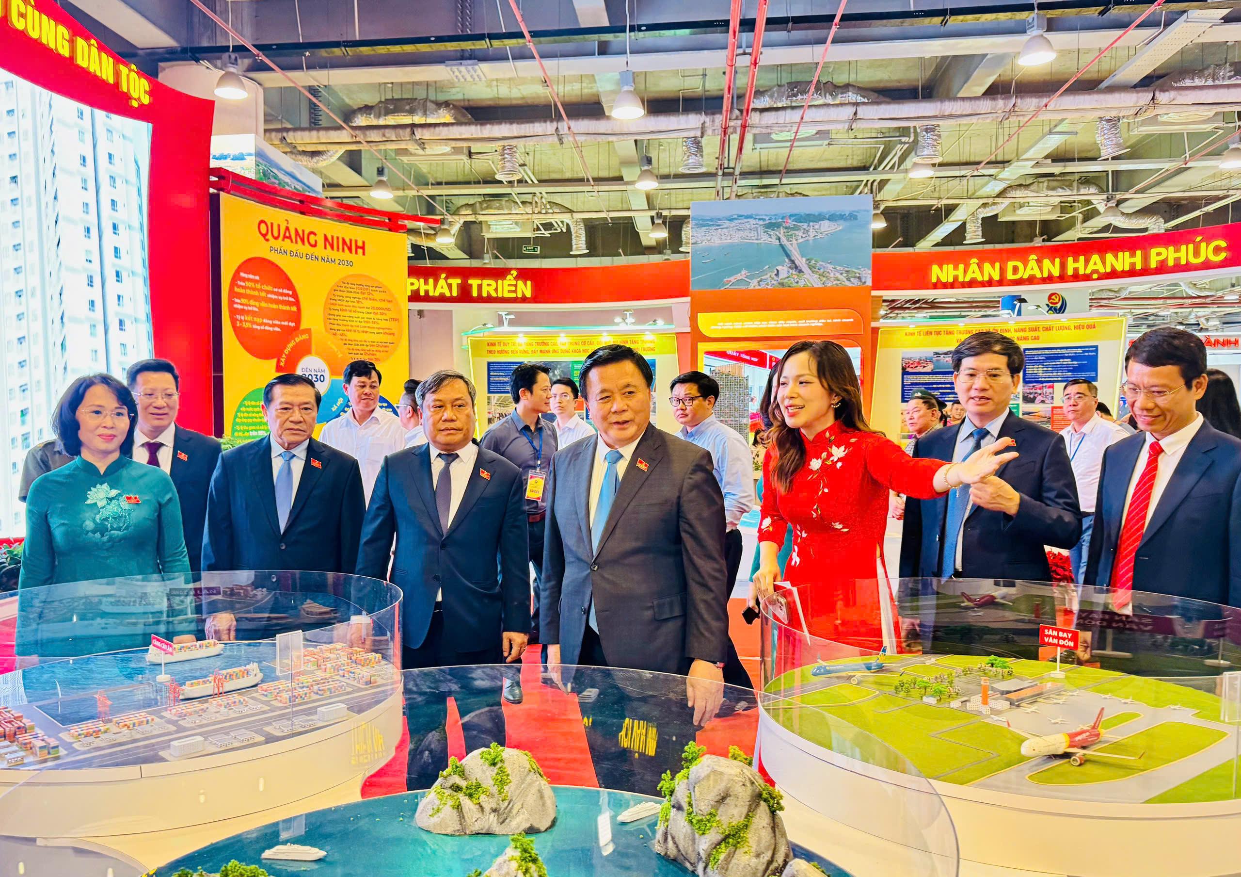 Các đại biểu tham quan triển lãm