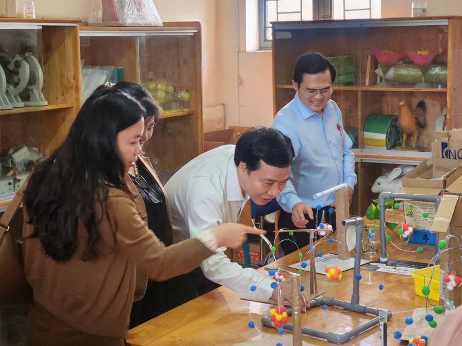 Đoàn khảo sát tại phòng Thực hành thí nghiệm khoa học tự nhiên (Sinh học) tại Trường THCS Cần Thạnh.