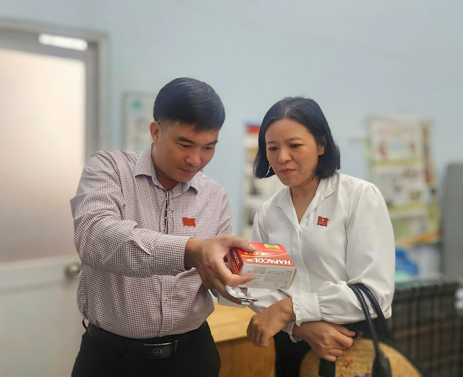 Hai Phó Trưởng Ban Văn hóa - Xã hội HĐND TPHCM Nguyễn Văn Tuân và Nguyễn Khoa Diệu An khảo sát tại phòng Y tế Trường THCS Cần Thạnh. z7046052333092-2ad63173f073a6c48a1eaeceda979771.jpg