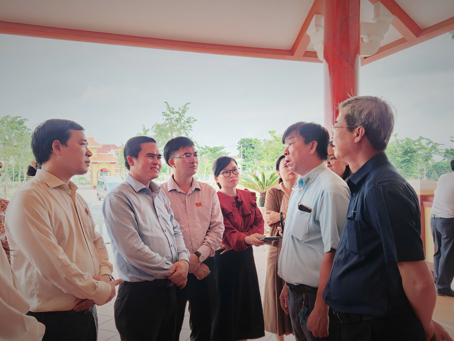 Bác sĩ Luân Thanh Trường, Trưởng Trạm Y tế xã đảo Thạnh An trao đổi, đề xuất với đoàn khảo sát. z7046100847639-4292be5f8c8a6587ce3d7207f89cdeda.jpg