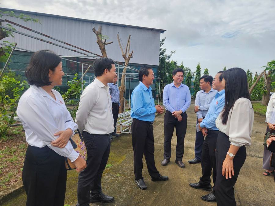 Đoàn làm việc tại Trung tâm Cung ứng dịch vụ Văn hóa - Thể thao xã Cần Giờ. z7046006130086-01203d5751131db9003fb39b27881c39.jpg