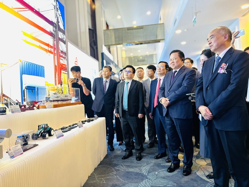 Đại diện hai bên tham quan các gian hàng bên lề hội nghị. Ảnh: Đ.N.