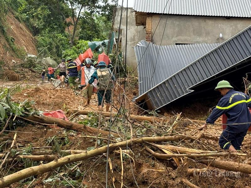 Lực lượng vũ trang phối hợp cùng chính quyền xã Yên nhân băng rừng, lội suốt cõng lương thực tiếp tế bà con bị cô lập. Ảnh: Quốc Huy