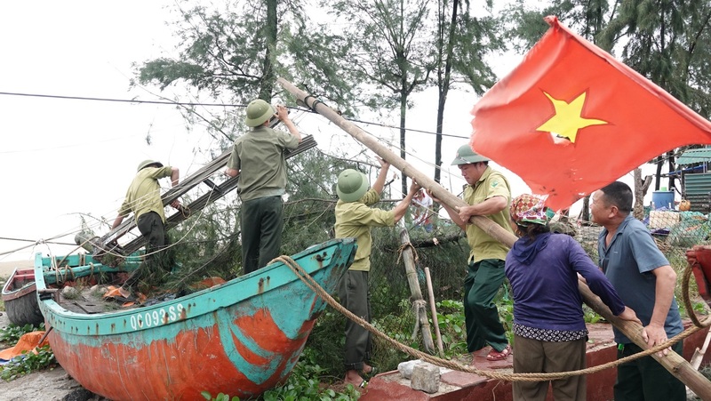 Lực lượng chức năng xã Nam Sầm Sơn cùng người dân gia cố tàu thuyền để chống bão số 5. Ảnh: Quốc Huy