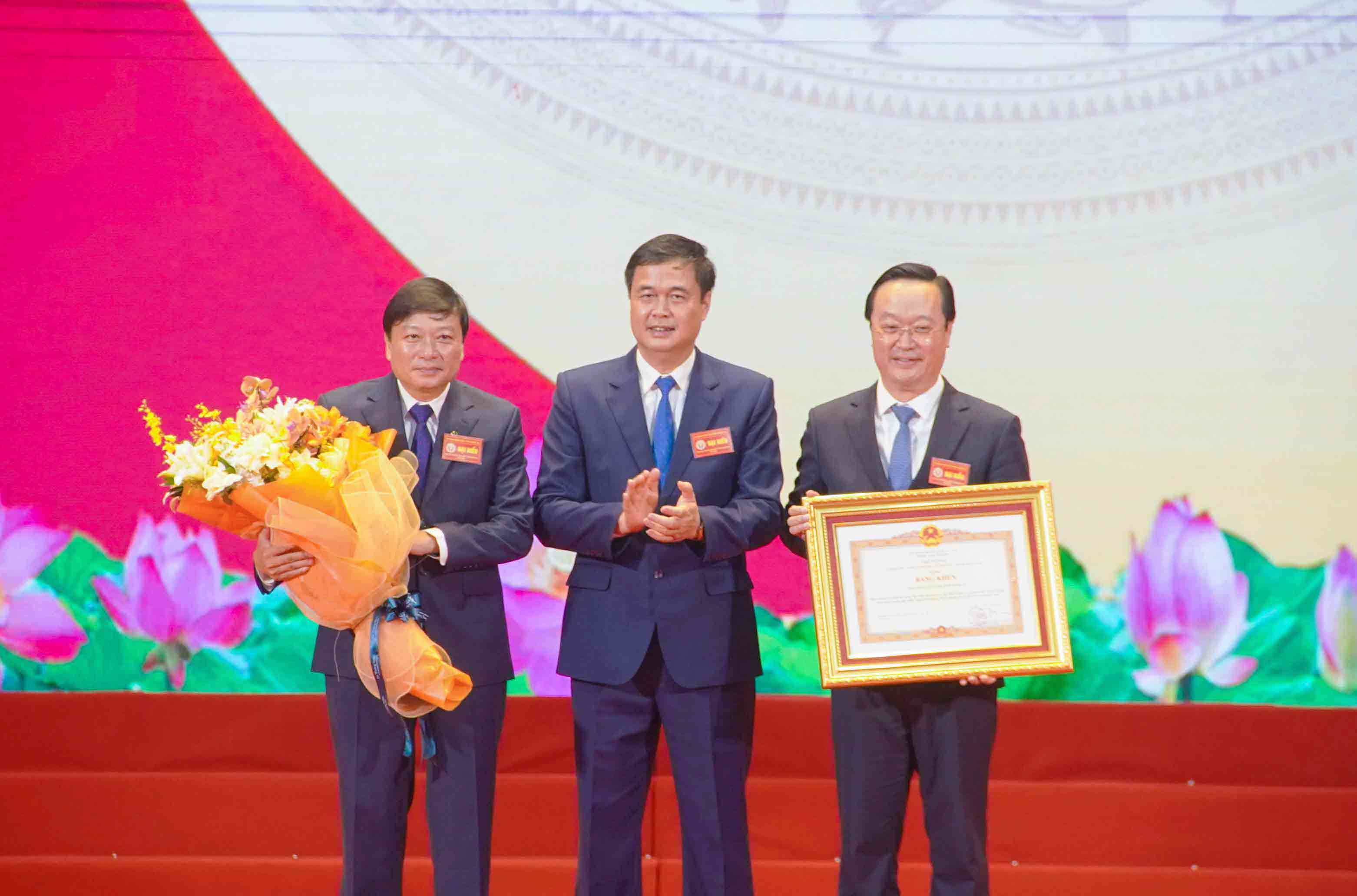 Ông Phạm Huy Giang - Ủy viên Thường trực Hội đồng Thi đua khen thưởng Trung ương, Trưởng Ban Thi đua - Khen thưởng Trung ương trao Bằng khen Thủ tướng tặng Nhân dân và cán bộ tỉnh Nghệ An. Ảnh: Duy Chương