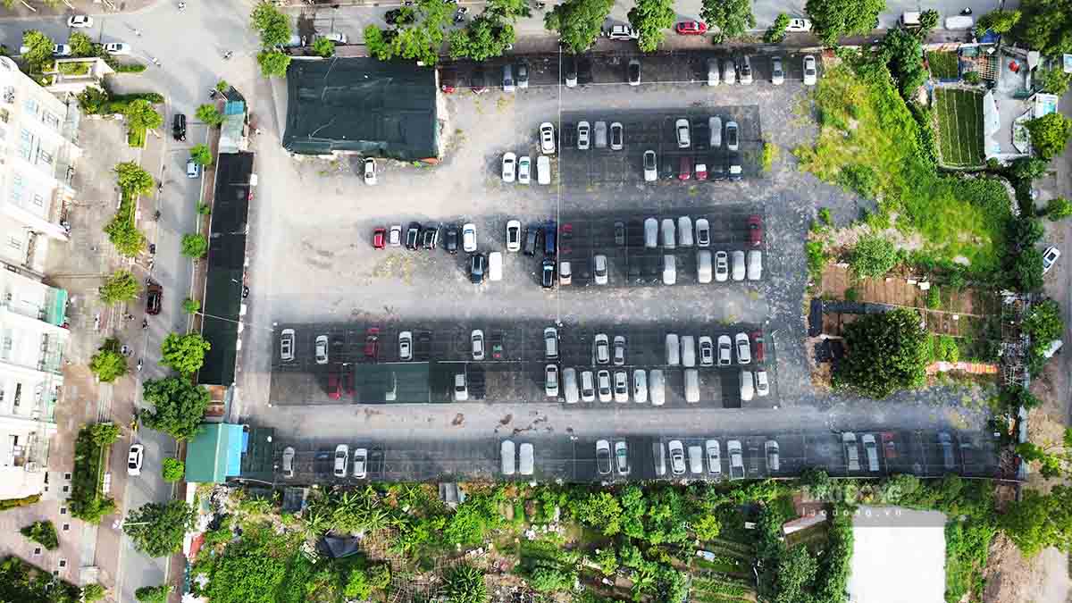 Khu đất dự án chưa sử dụng đến được tận dụng làm bãi trông giữ xe tại phường Hoàng Mai, Hà Nội. Ảnh: Nguyễn Tùng.