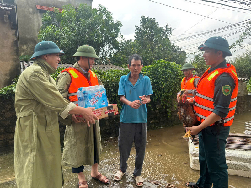 Lãnh đạo, cán bộ xã Kim Tân (Thanh Hóa) tiếp cận để hỗ trợ bà con bị cô lập. Ảnh: Quốc Huy