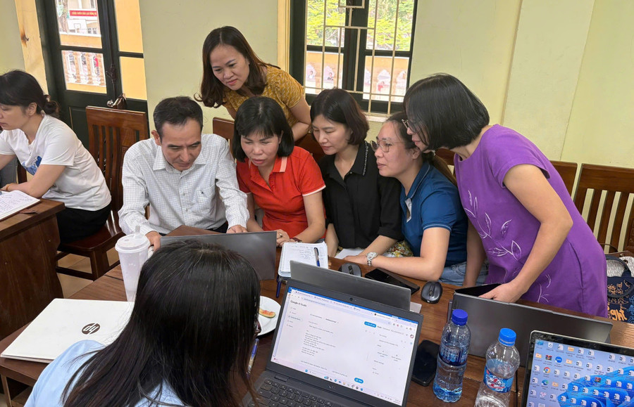 Giáo viên Trường THPT Quang Trung (Đống Đa, Hà Nội) tập huấn ứng dụng AI và thiết bị công nghệ. Ảnh: NTCC cong-dan-so-tu-ghe-nha-truong-2.jpg