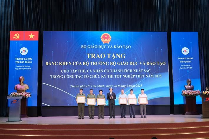 Thứ trưởng Thường trực Phạm Ngọc Thưởng trao Bằng khen của Bộ trưởng Bộ GD&ĐT cho tập thể, cá nhân có thành tích xuất sắc trong công tác tổ chức Kỳ thi tốt nghiệp THPT năm 2025. dscf8080.jpg