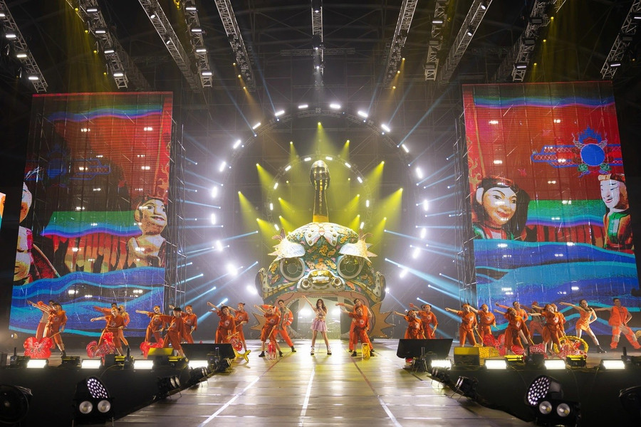 Hình ảnh đầu sư tử truyền thống Bắc Bộ xuất hiện trong Vietnamese concert Hoàng Thùy Linh.