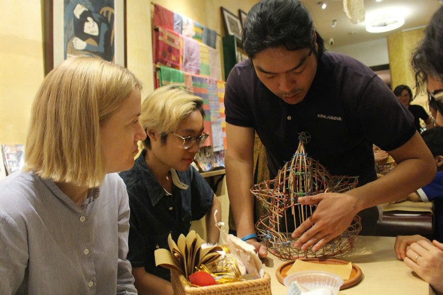 Nhà nghiên cứu mỹ thuật Kevin Vương hướng dẫn các kỹ thuật trong workshop 'Quấy hồ và bồi đầu sư tử'. phuc-dung-do-choi-trung-thu-truyen-thong-4.jpg