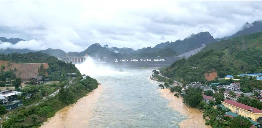 Cửa xả đáy số 8 tiếp tục mở do lưu lượng nước về hồ Thủy điện Tuyên Quang tăng.
