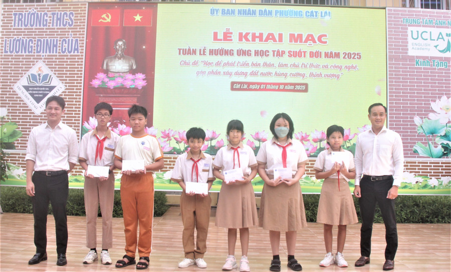 Học sinh Trường THCS Lương Định Của nhận học bổng tại chương trình.