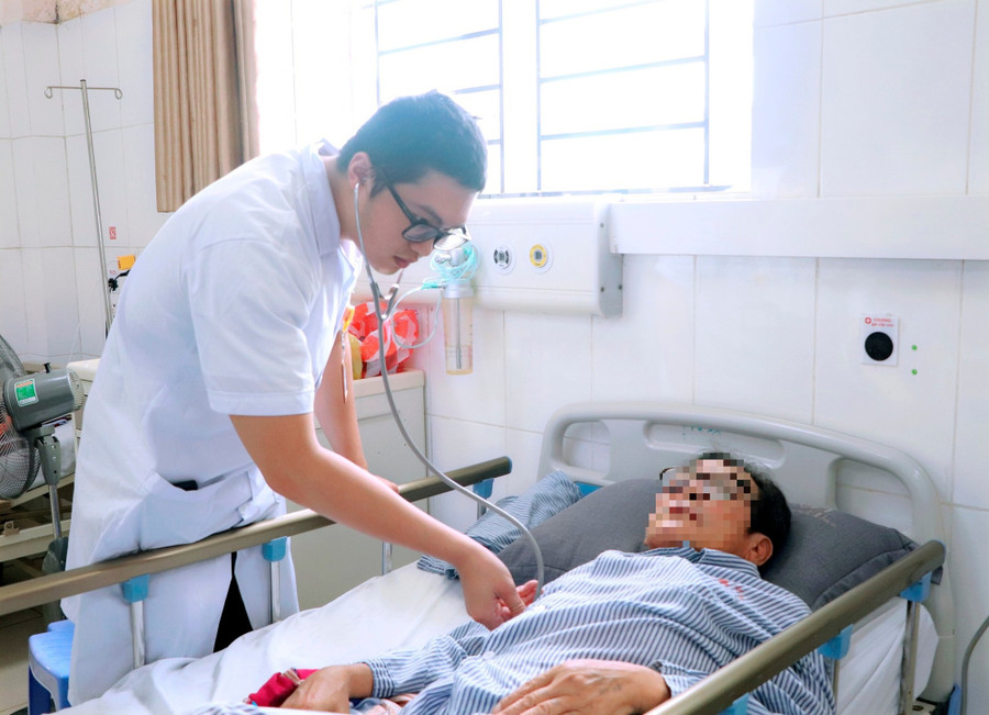 Thăm khám cho bệnh nhân sốc phản vệ do tự ý dùng thuốc. Ảnh: TTYT Đông Triều