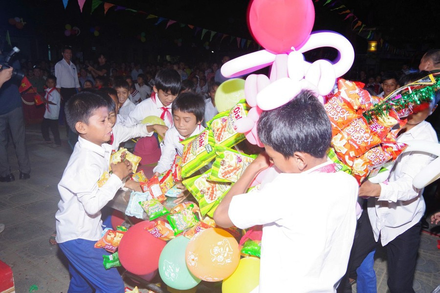 Tết Trung thu ấm áp với trẻ em người Lào nơi biên giới Việt-Lào