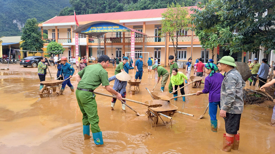 Lực lượng chức năng, người dân phối hợp hỗ trợ dọn dẹp Trường Phổ thông dân tộc bán trú THCS Xuân Trường (Cao Bằng).