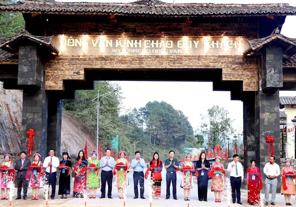 Cổng chào xã Đồng Văn thời điểm khánh tháng tháng 11.2024. Ảnh: My Ly.