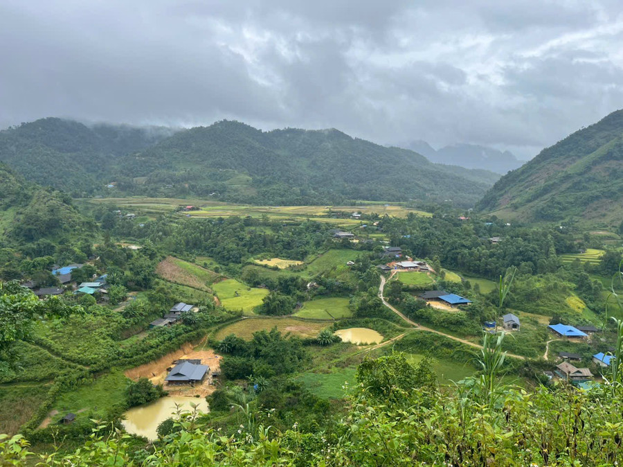 Hạ tầng viễn thông, công nghệ thông tin ở các xã vùng cao của tỉnh Điện Biên từng bước được đầu tư, hiện đại hóa, đáp ứng yêu cầu truyền tải thông tin đến từng bản, từng hộ dân.
