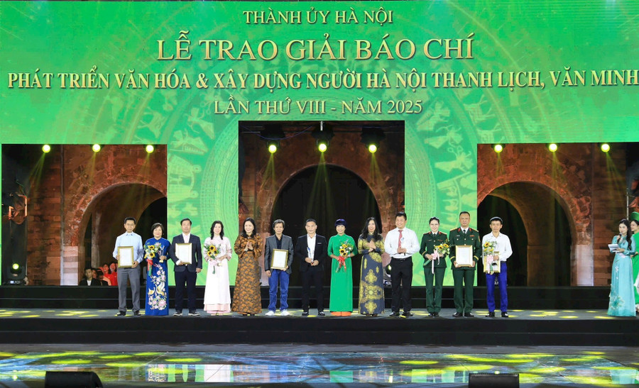 Ban tổ chức trao giải B cho các tác giả, nhóm tác giả đoạt giải. Ảnh: QT. giai-b.jpg