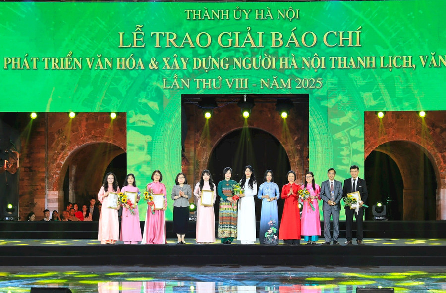 Ban tổ chức trao giải C cho các tác giả, nhóm tác giả đoạt giải. Ảnh: QT. giai-c.jpg