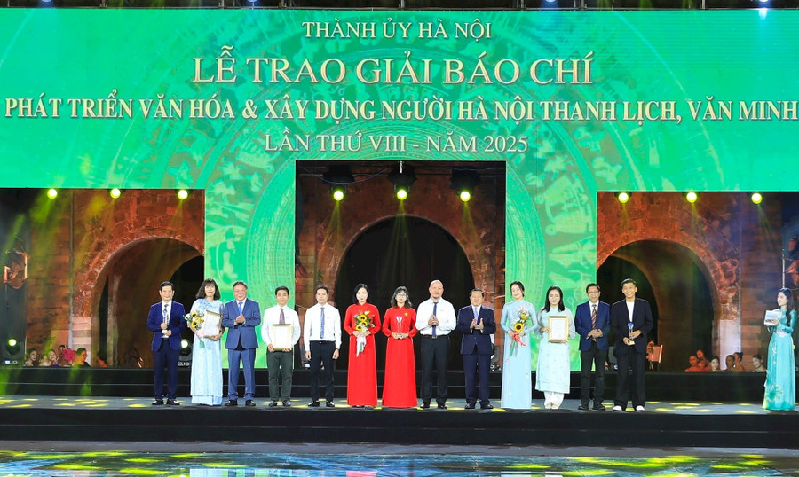 Trao giải A cho các tác giả, nhóm tác giả đoạt giải. Ảnh: QT.