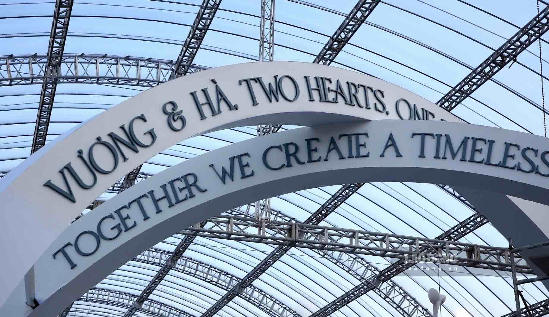 Bên ngoài, cổng cưới được thiết kế tối giản, tinh tế, nổi bật với tên cô dâu và chú rể, tạo điểm nhấn cho không gian tổng thể. Ảnh: Công Sáng