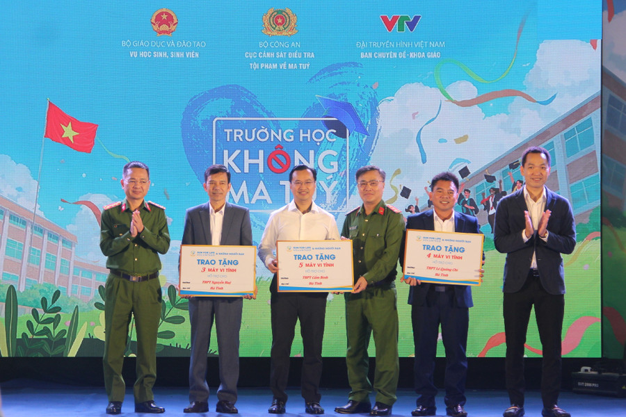 ...và trao quà cho các đơn vị tham gia. 5.jpg