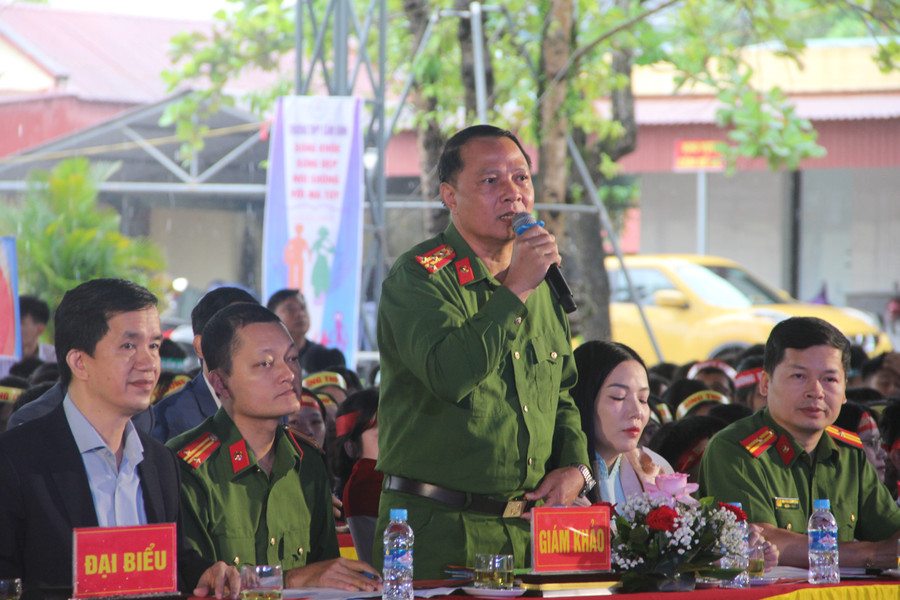 Ban giám khảo đánh giá những phần thi của học sinh. 7.jpg
