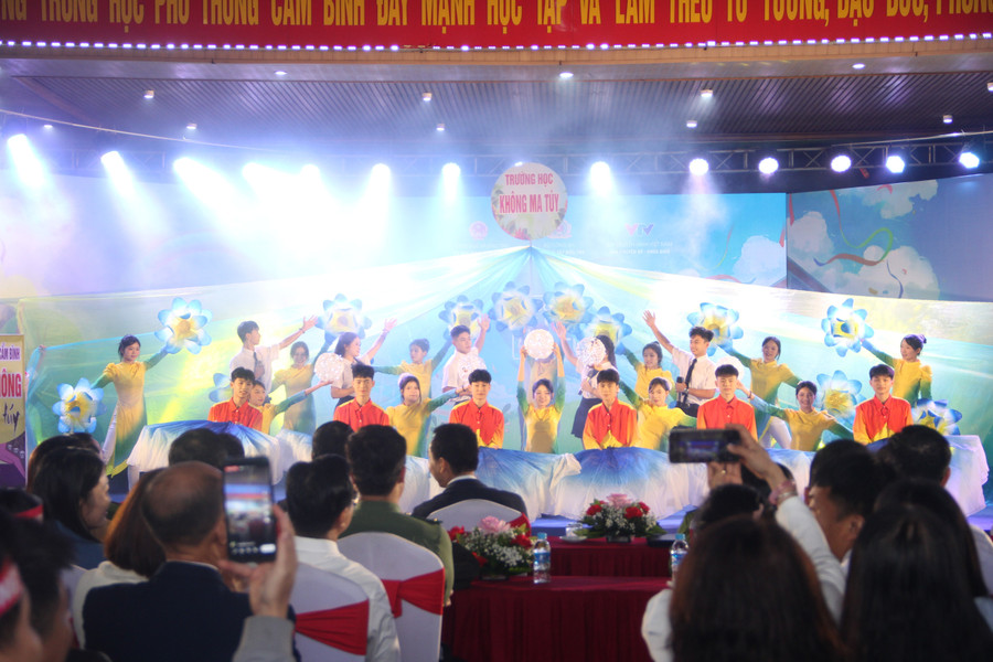 Chương trình mở đầu với các tiết mục văn nghệ lan tỏa thông điệp sống lành mạnh, không ma túy trong học đường. 3.jpg