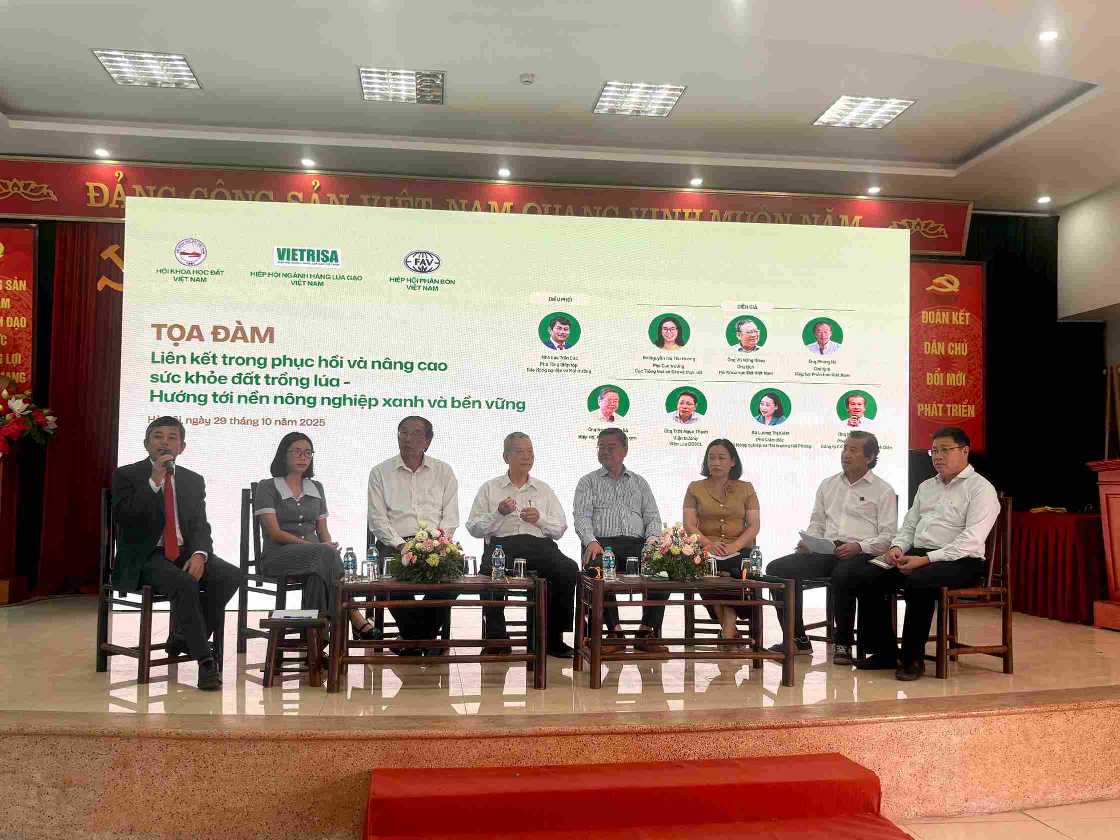 Bà Nguyễn Thị Thu Hương - Phó Cục trưởng Cục trồng trọt và Bảo vệ thực vật (Thứ 2 từ trái sang) tham gia phiên thảo luận cùng các lãnh đạo, chuyên gia trong ngành. Ảnh: Phương Anh.