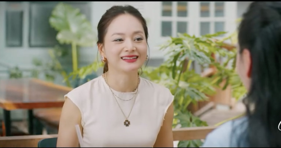 Linh bực tức vì Đăng quan tâm Mỹ Anh. Ảnh: VFC.