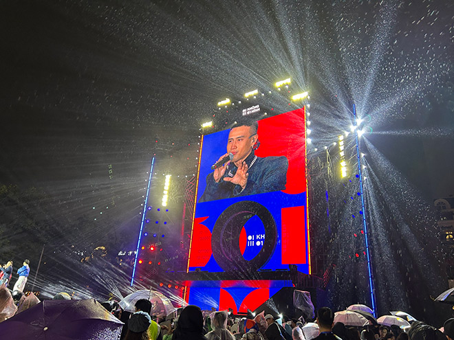 Robber khuấy động không khí với những bản rap giữa trời mưa. Ảnh: Quỳnh An