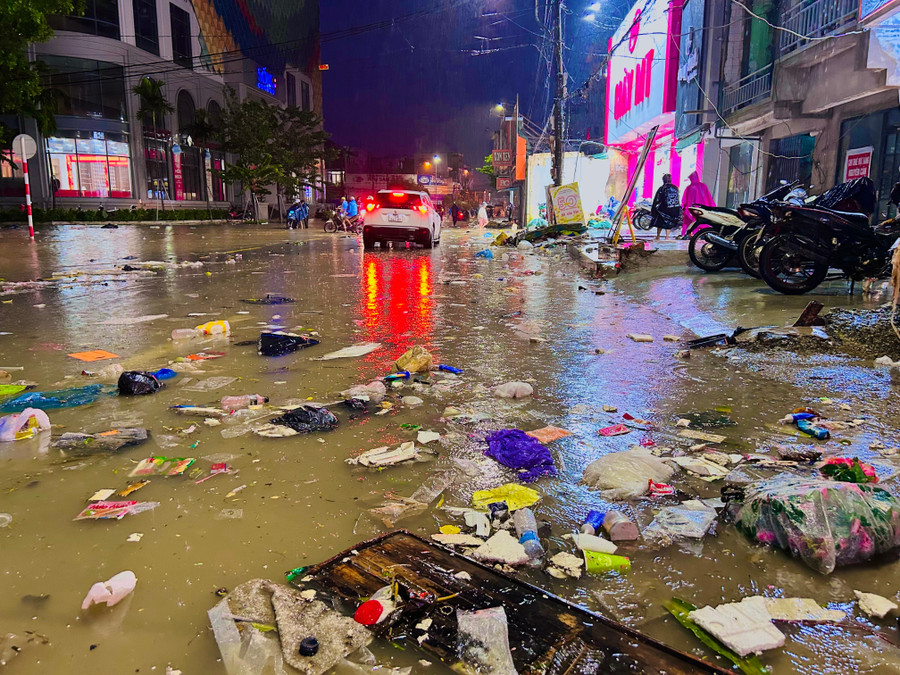 Rác thải còn sót lại từ đợt lũ trước nay lại trôi nổi, ngập ngụa khắp tuyến phố. Mưa lớn thượng nguồn sông Hương trong cả ngày 2/11 khiến nước lũ dâng lên trở lại. anh-4-1.jpg