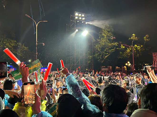 Khán giả đội mưa cổ vũ các nghệ sĩ tối 2.11. Ảnh: Quỳnh An