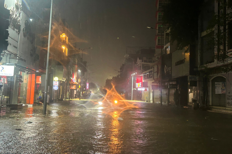 Đoạn đường Hùng Vương nối từ nút giao ngã 6 tới cầu Trường Tiền cũng bị ngập sâu. anh-8-1.jpg