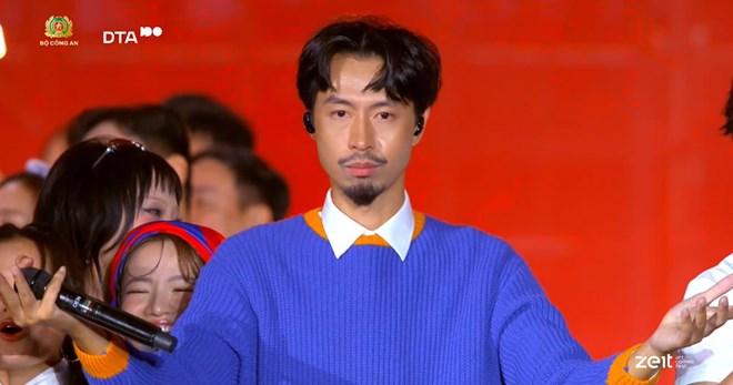 Hàng nghìn khán giả đội mưa hát cùng Đen Vâu và dàn sao Việt trên phố đi bộ