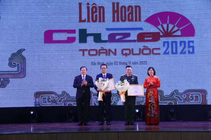 NSND Tự Long nhận Huy chương Vàng cho vở diễn của Nhà hát Chèo Quân đội. Ảnh: Bộ VHTTDL